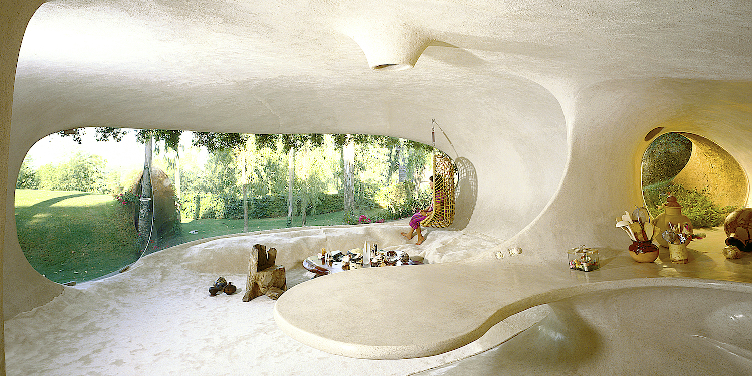 organic wall shaped living room 