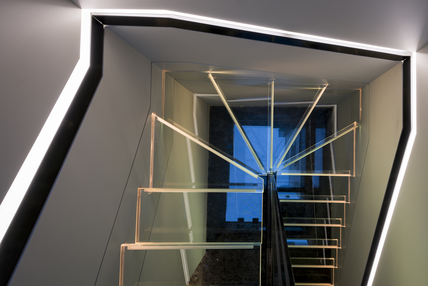 glass cantilevered staircase