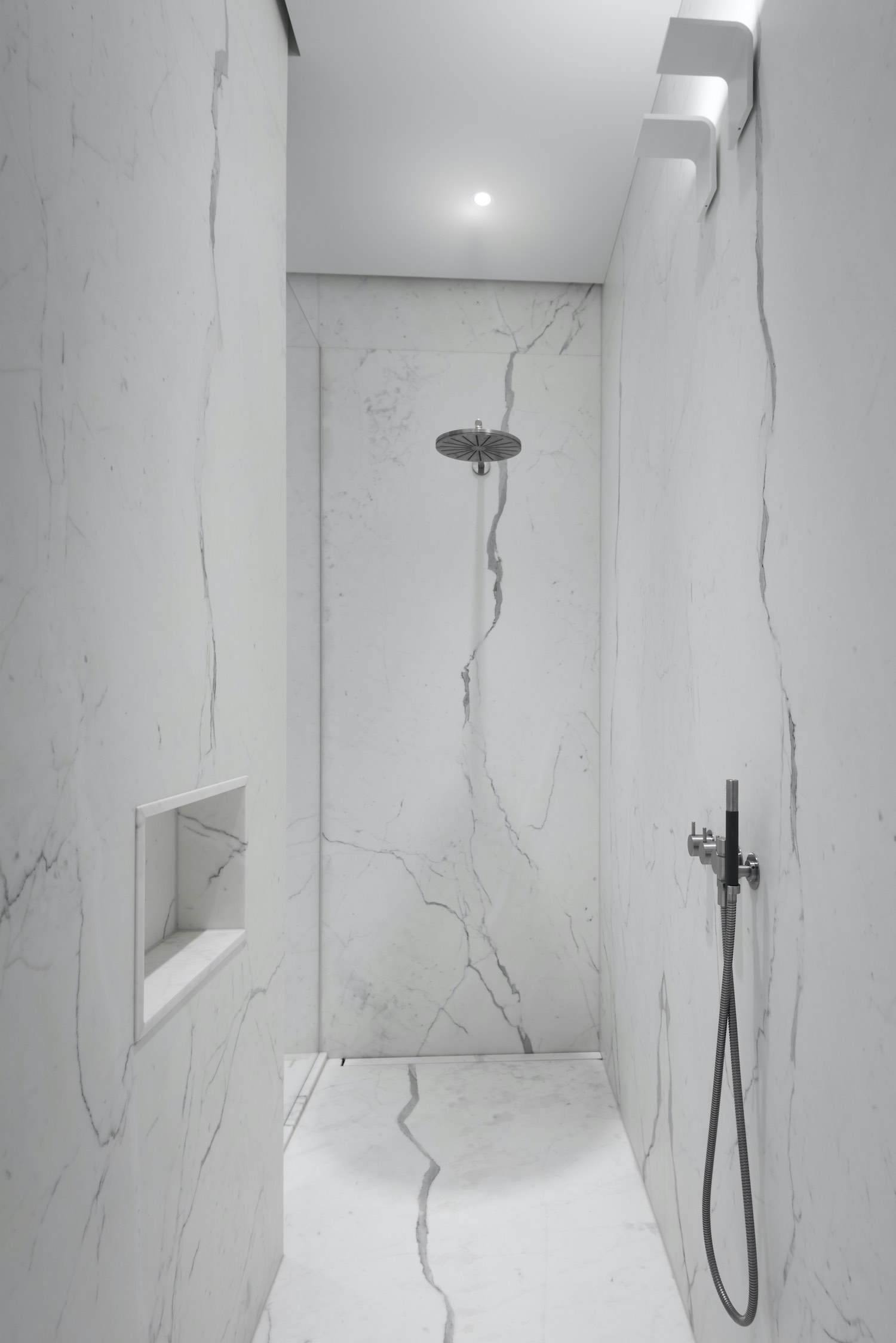 bathroom walls made of ceramic
